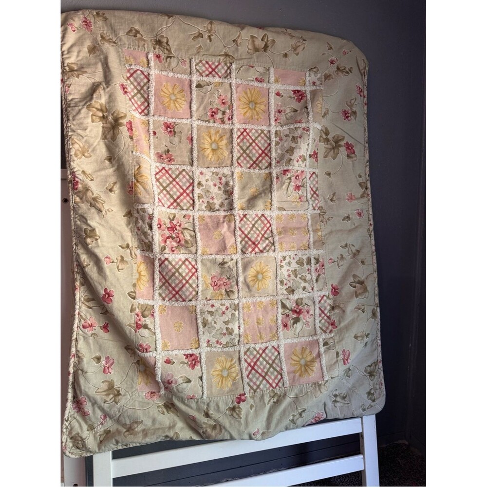 Vintage-Inspired Floral Patchwork Quilt - Pink & Cream